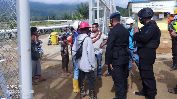 Puluhan warga di Desa Sibanggor Julu, Kecamatan Puncak Sorik Marapi, Kabupaten Mandailing Natal (Madina), Sumatera Utara (Sumut) kembali keracunan gas dari proyek PT Sorik Marapi Geothermal Power (PT SMGP), Minggu (24/4).