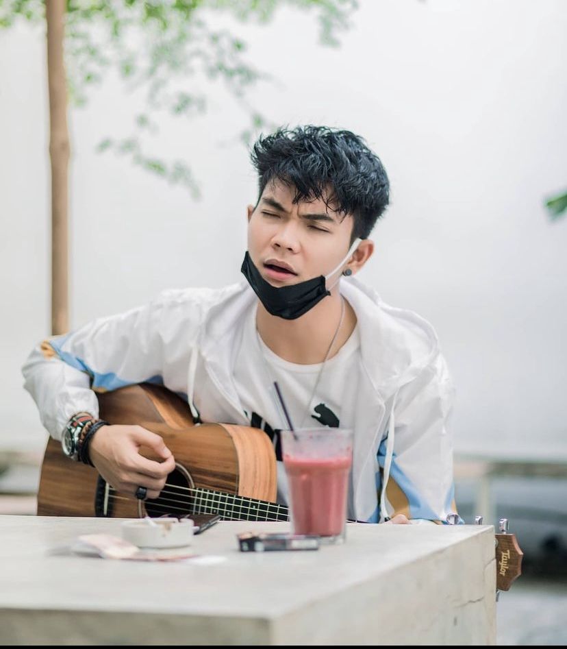 Aksi Tri Suaka, Penyanyi Kontroversial Saat Parodi Jualan Bakso hingga Pelayan Kafe