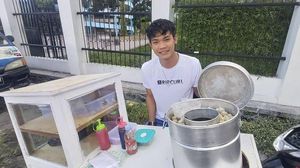 Aksi Tri Suaka, Penyanyi Kontroversial Saat Parodi Jualan Bakso hingga Pelayan Kafe