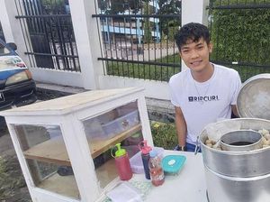 Aksi Tri Suaka, Penyanyi Kontroversial Saat Parodi Jualan Bakso hingga Pelayan Kafe Aksi Tri Suaka, Penyanyi Kontroversial Saat Parodi Jualan Bakso hingga Pelayan Kafe