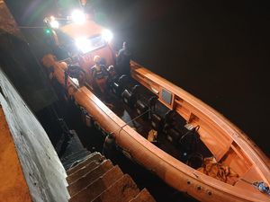 Apes, 6 Orang Terombang-ambing di Perairan Uluwatu