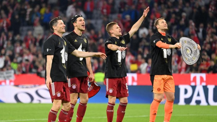 MUNICH, GERMANY - APRIL 23: Robert Lewandowski, Leon Goretzka, Joshua Kimmich and Manuel Neuer of FC Bayern Muenchen celebrates with the fans after their sides victory won them the Bundesliga title during the Bundesliga match between FC Bayern Muenchen and Borussia Dortmund at Allianz Arena on April 23, 2022 in Munich, Germany. (Photo by Stuart Franklin/Getty Images)