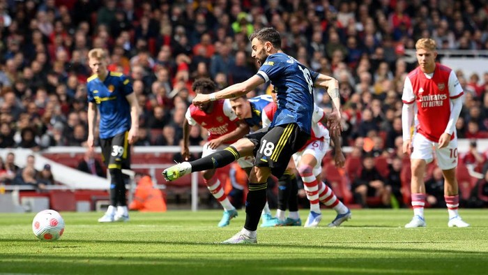 LONDON, ENGLAND - APRIL 23: Bruno Fernandes of Manchester United takes a penalty kick during the Premier League match between Arsenal and Manchester United at Emirates Stadium on April 23, 2022 in London, England. (Photo by Mike Hewitt/Getty Images)