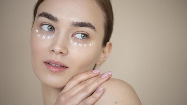 Cantik tanpa makeup dengan menggunakan eye cream