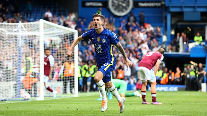 LONDON, ENGLAND - APRIL 24: Christian Pulisic of Chelsea celebrates after scoring their teams first goal during the Premier League match between Chelsea and West Ham United at Stamford Bridge on April 24, 2022 in London, England. (Photo by Clive Rose/Getty Images)