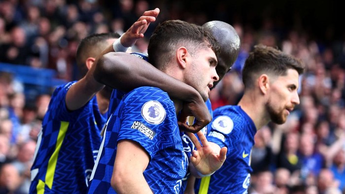 LONDON, ENGLAND - APRIL 24: Christian Pulisic celebrates with Romelu Lukaku of Chelsea after scoring their teams first goal during the Premier League match between Chelsea and West Ham United at Stamford Bridge on April 24, 2022 in London, England. (Photo by Clive Rose/Getty Images)