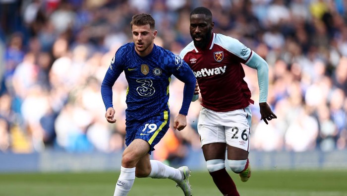 LONDON, ENGLAND - APRIL 24: Mason Mount of Chelsea is challenged by Arthur Masuaku of West Ham United during the Premier League match between Chelsea and West Ham United at Stamford Bridge on April 24, 2022 in London, England. (Photo by Ryan Pierse/Getty Images)