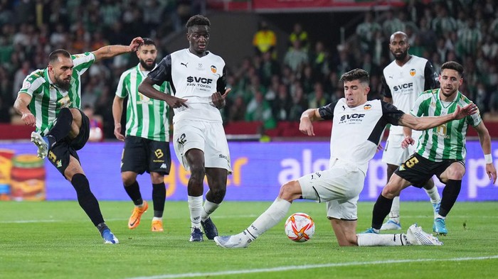 SEVILLE, SPAIN - APRIL 23: Borja Iglesias of Real Betis shoots as Gabriel Paulista of Valencia CF attempts to block during the Copa del Rey final match between Real Betis and Valencia CF at Estadio La Cartuja on April 23, 2022 in Seville, Spain. (Photo by Angel Martinez/Getty Images)