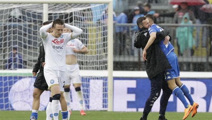Soccer Football - Serie A - Empoli v Napoli - Stadio Carlo Castellani, Empoli, Italy - April 24, 2022 Empolis  Andrea Pinamonti celebrates scoring their third goal with teammates REUTERS/Ciro De Luca