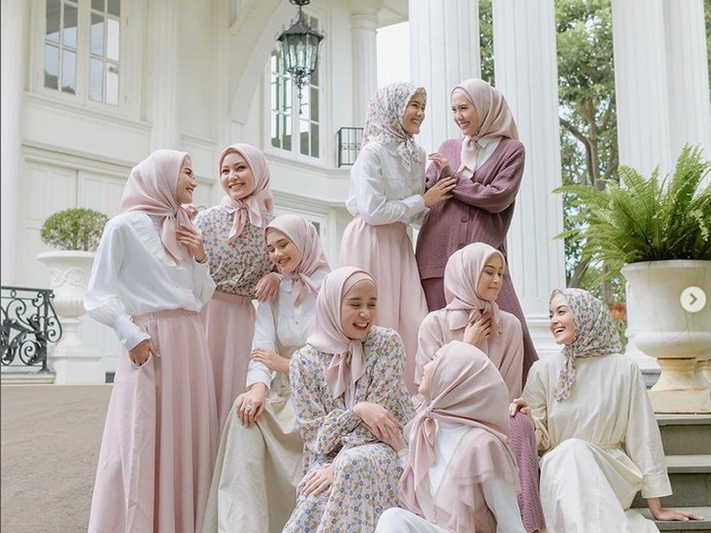 8 Ide Baju Lebaran 2022 yang Stylish dan Simpel ala Selebgram Hijab