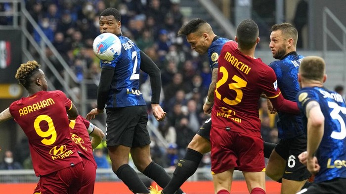 Inter Milans Lautaro Martinez, centre, scores his sides third goal during the Serie A soccer match between Inter Milan and Roma at the San Siro Stadium, in Milan, Italy, Saturday, April 23, 2022. (AP Photo/Antonio Calanni)