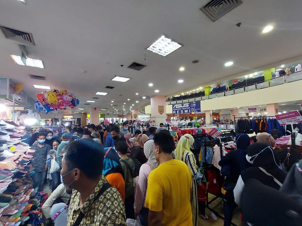 Potret Pengunjung ITC Surabaya Berdesak-desakan Berburu Baju Lebaran