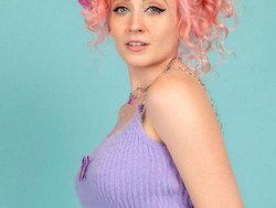 Penyanyi Ini Ingin Potong Payudara karena Menyesal Operasi Plastik