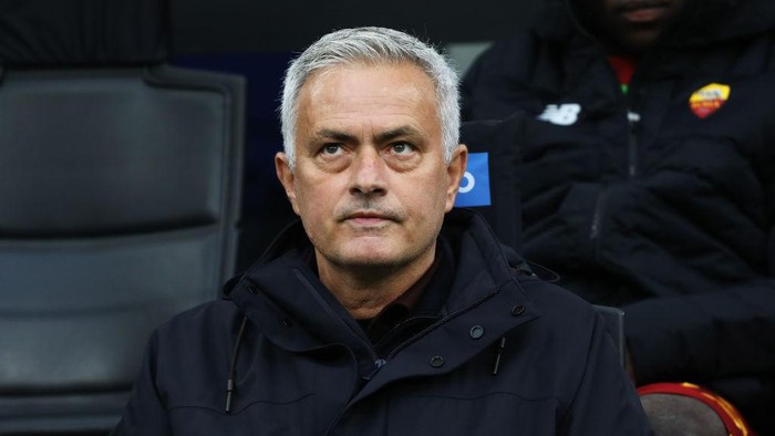 MILAN, ITALY - APRIL 23: AS Roma head coach Jose Mourinho looks on prior to  the Serie A match between FC Internazionale and AS Roma at Stadio Giuseppe Meazza on April 23, 2022 in Milan, Italy. (Photo by Marco Luzzani/Getty Images)