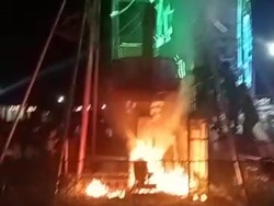 Terdengar Letusan Saat Wahana Perahu Kora-kora Pasar Malam Tuban Terbakar
