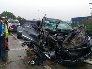 Fortuner Ringsek Kecelakaan di JORR, Aquaplaning Bikin Mobil Tak Terkontrol Fortuner Ringsek Kecelakaan di JORR, Aquaplaning Bikin Mobil Tak Terkontrol