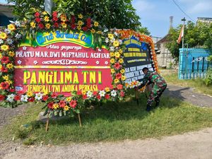 Rumah Duka Pratu Dwi Miftahul yang Gugur Diserang KKB Dipenuhi Karangan Bunga Rumah Duka Pratu Dwi Miftahul yang Gugur Diserang KKB Dipenuhi Karangan Bunga