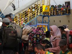 Kondisi Pelabuhan Tanjung Perak yang Mulai Dipadati Pemudik