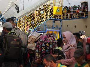 Kondisi Pelabuhan Tanjung Perak yang Mulai Dipadati Pemudik