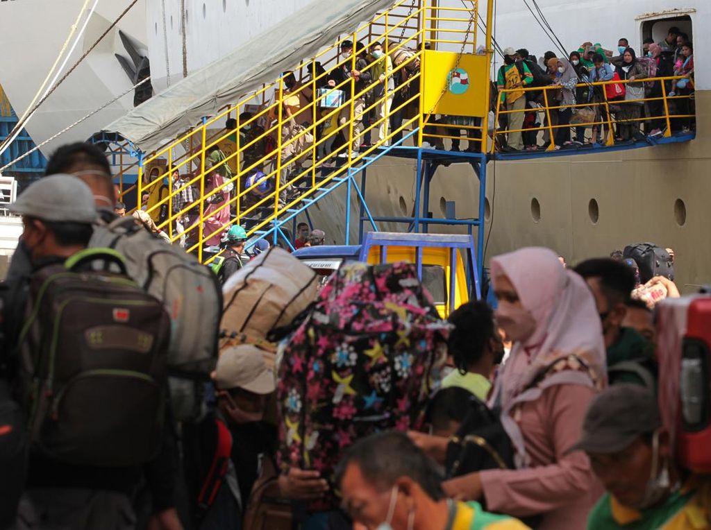 Kondisi Pelabuhan Tanjung Perak yang Mulai Dipadati Pemudik Kondisi Pelabuhan Tanjung Perak yang Mulai Dipadati Pemudik