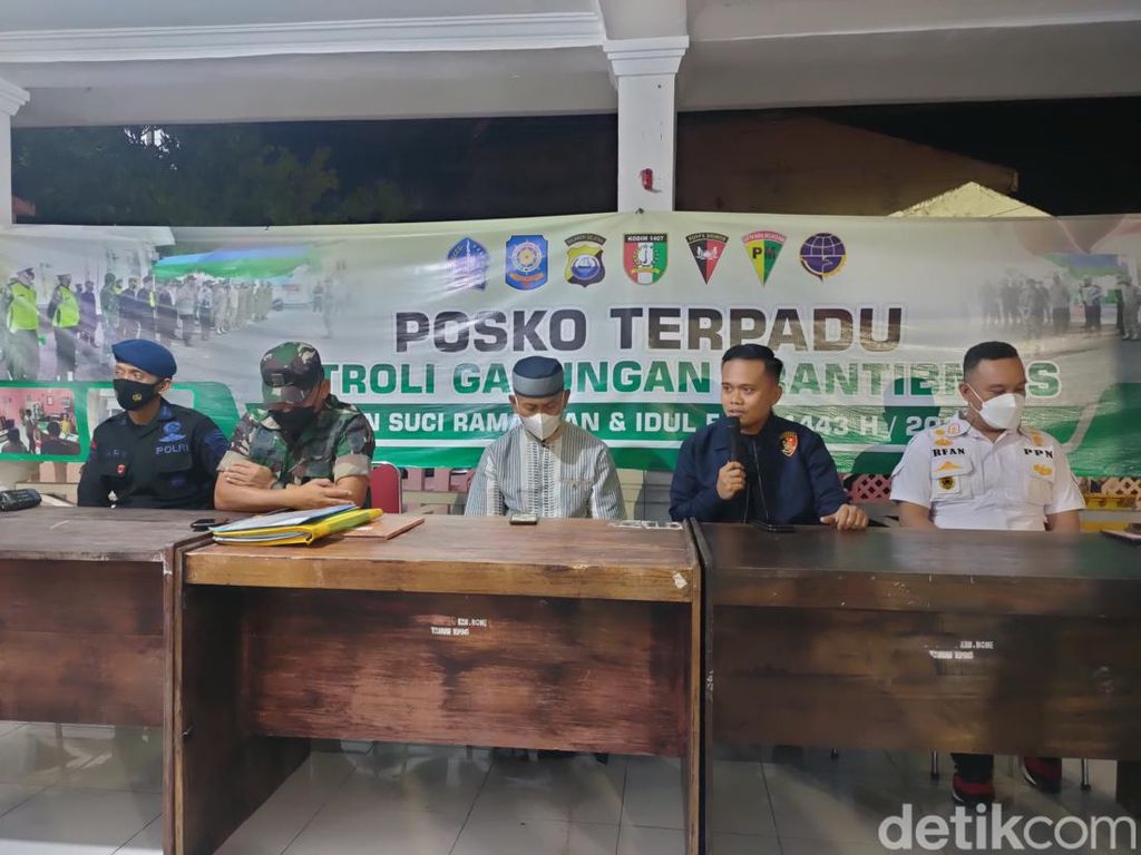 Pria Pasangan Mesum di Bone Nekat Lompat ke Laut Saat Digerebek Satpol Pria Pasangan Mesum di Bone Nekat Lompat ke Laut Saat Digerebek Satpol