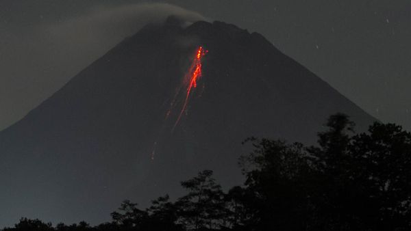 Puncak Gunung Merapi Memerah Lagi