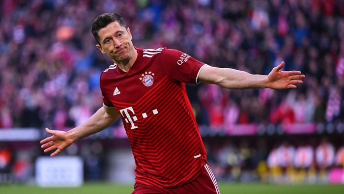 MUNICH, GERMANY - APRIL 23: Robert Lewandowski of FC Bayern Muenchen celebrates after scoring their teams second goal during the Bundesliga match between FC Bayern Muenchen and Borussia Dortmund at Allianz Arena on April 23, 2022 in Munich, Germany. (Photo by Matthias Hangst/Getty Images)