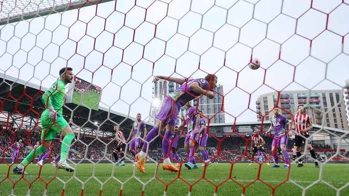 BRENTFORD, ENGLAND - APRIL 23: Harry Kane of Tottenham Hotspur heads the ball off the line after a header from Pontus Jansson of Brentford during the Premier League match between Brentford and Tottenham Hotspur at Brentford Community Stadium on April 23, 2022 in Brentford, England. (Photo by Eddie Keogh/Getty Images)