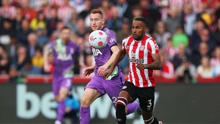 BRENTFORD, ENGLAND - APRIL 23: Rico Henry of Brentford is challenged by Dejan Kulusevski of Tottenham Hotspur during the Premier League match between Brentford and Tottenham Hotspur at Brentford Community Stadium on April 23, 2022 in Brentford, England. (Photo by Eddie Keogh/Getty Images)