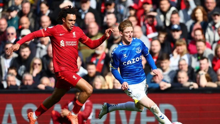 LIVERPOOL, ENGLAND - APRIL 24: Anthony Gordon of Everton is challenged by Trent Alexander-Arnold of Liverpool during the Premier League match between Liverpool and Everton at Anfield on April 24, 2022 in Liverpool, England. (Photo by Clive Brunskill/Getty Images)