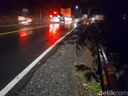 Longsor di Jl Raya Bandung-Sumedang Ancam Keselamatan Pengendara