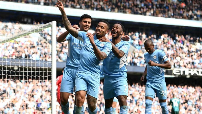 MANCHESTER, ENGLAND - APRIL 23: Gabriel Jesus celebrates with teammates Rodrigo and Raheem Sterling of Manchester City after scoring their sides fourth goal from a penalty during the Premier League match between Manchester City and Watford at Etihad Stadium on April 23, 2022 in Manchester, England. (Photo by Gareth Copley/Getty Images,)