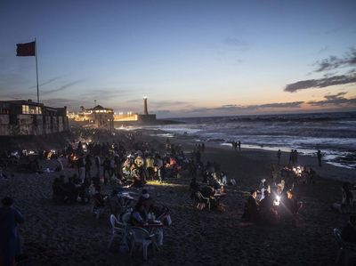 Menanti Waktu Berbuka Puasa di Tepi Pantai Rabat Maroko