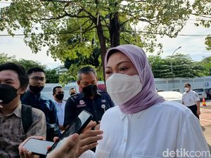 Menaker Bagikan Ratusan Paket Sembako untuk Porter Stasiun Pasar Senen