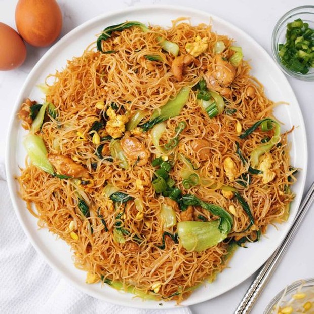 mie bihun goreng dengan toping lengkap