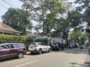 Hari Pertama Dibuka, Parkiran Tebet Eco Park Mengular ke Bahu Jalanan