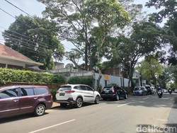 Hari Pertama Dibuka, Parkiran Tebet Eco Park Mengular ke Bahu Jalanan