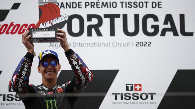 MotoGP - Portuguese Grand Prix - Algarve International Circuit, Portimao, Portugal - April 24, 2022  Monster Energy Yamaha MotoGP's Fabio Quartararo celebrates on the podium with trophy after winning the MotoGP race REUTERS/Pedro Nunes