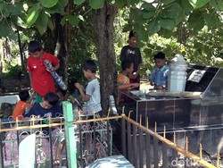 Ngabuburit ala Bocah Polman, Bermain Meriam Bambu di Tengah Kuburan