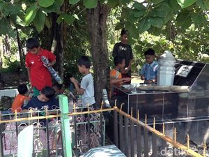 Ngabuburit ala Bocah Polman, Bermain Meriam Bambu di Tengah Kuburan Ngabuburit ala Bocah Polman, Bermain Meriam Bambu di Tengah Kuburan
