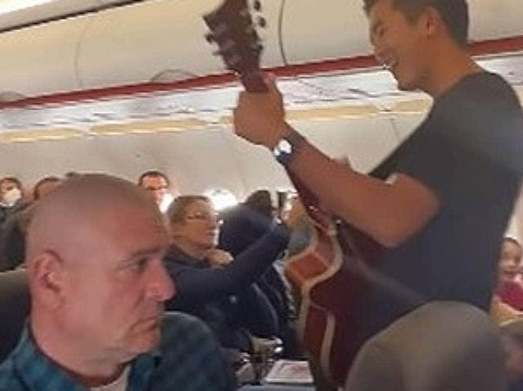 Viral Penumpang Nyanyi Lagu Rohani di Pesawat Ketinggian 30 Ribu Kaki