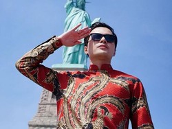 Dokter Oky Pratama Curi Perhatian Pakai Batik di Bawah Patung Liberty