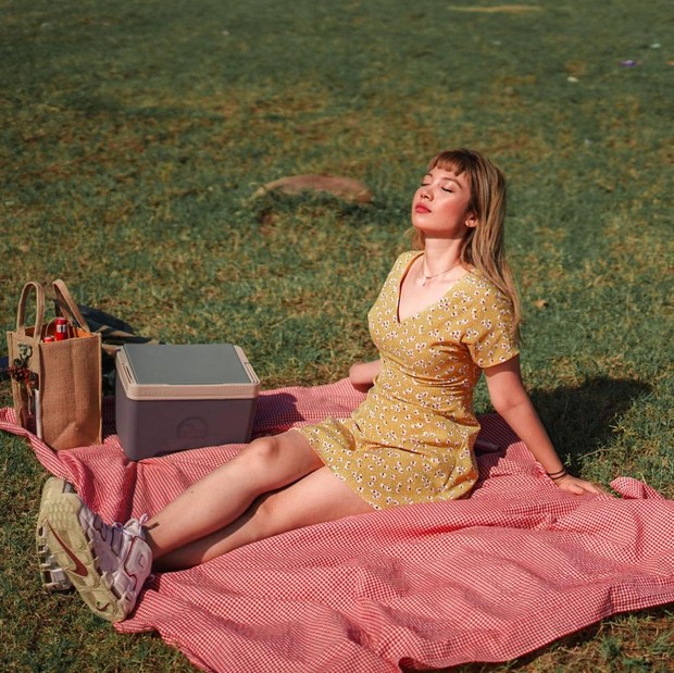 Outfit liburan Bella Tanesia saat piknik di Purwakarta/Foto: instagram.com/bellatanesiaa