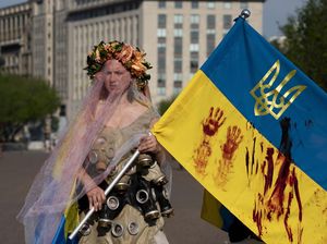 Pakai Gaun Pengantin, Wanita Ini Aksi Dukung Ukraina