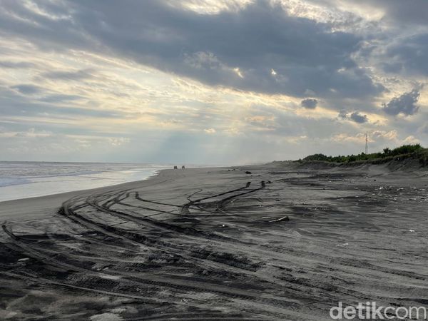Cidaun, Pantainya Bolong-bolong Akibat Tambang Pasir Hitam
