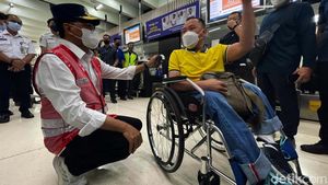 Pantau Bandara Soetta, Menhub Budi Karya Sapa Pemudik