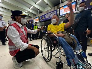 Pantau Bandara Soetta, Menhub Budi Karya Sapa Pemudik