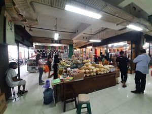 Pasar Atom Surabaya Mulai Diserbu Warga Berbelanja Kue Lebaran