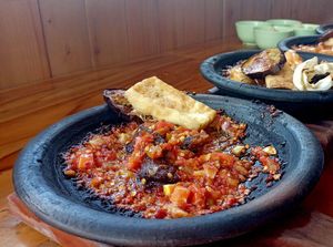 Pedas Mantap! 5 Tempat Makan Sambal Bakar Ini Lagi Viral
