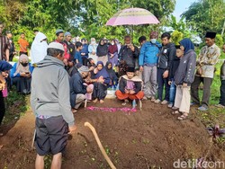 Isak Tangis Iringi Pemakaman Bocah Korban TPT Ambrol di Sumedang